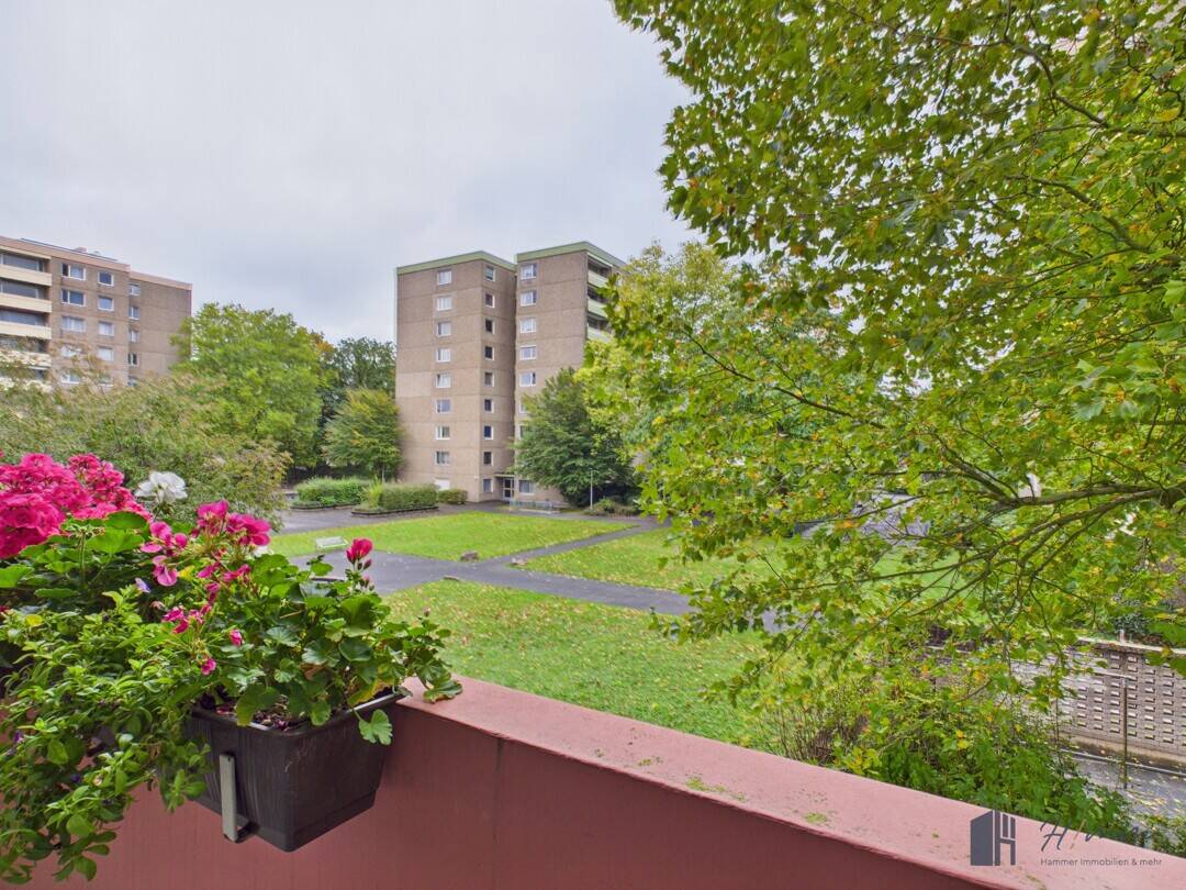 Geräumige Wohnung mit 4 Zimmern, Balkon und Tiefgaragenstellplatz!, 56075 Koblenz (Karthause Mitte Oberwerth Stolzenfels Süd)