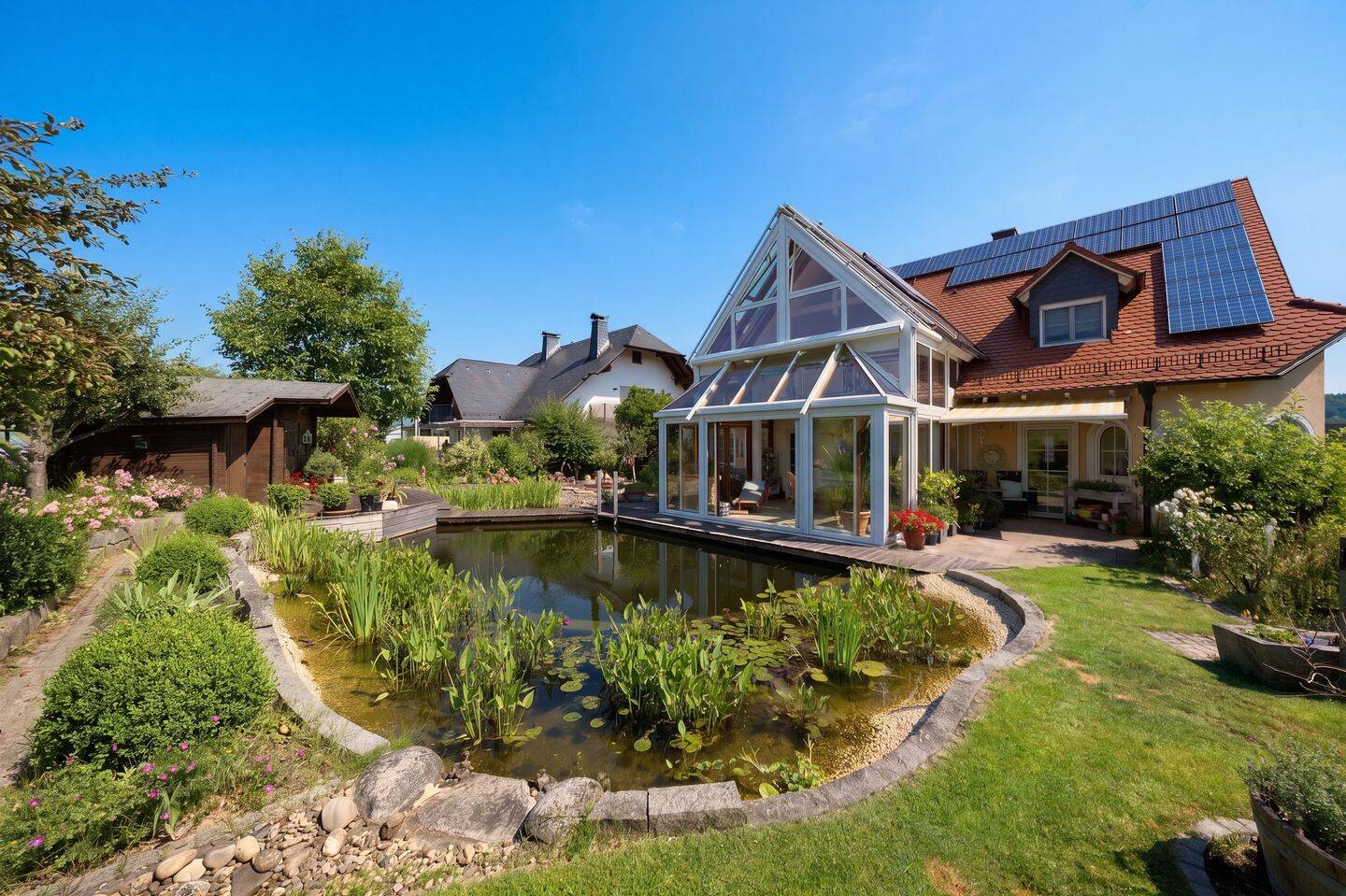 Exklusives Familienanwesen mit Schwimmteich und vermieteter Einliegerwohnung in Wenighösbach, 63768 Hösbach