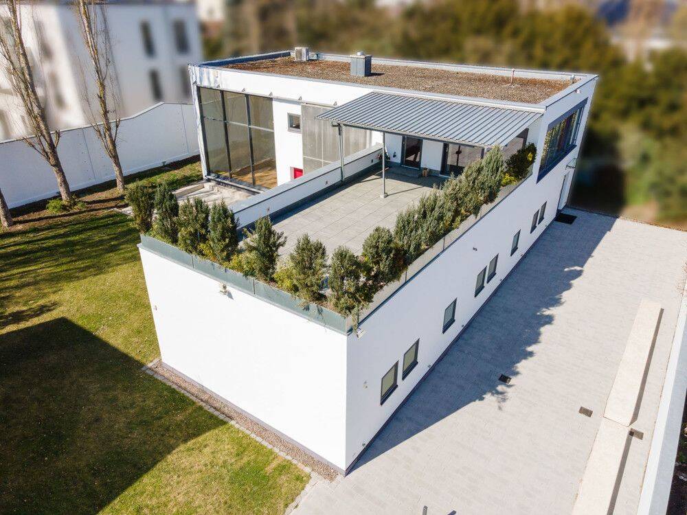 Besser als eine Penthouse Wohnung! Große Dachterrasse, schöner Garten, hohe Räume u. 2x TG-Plätze!, 93049 Regensburg (Großprüfening-Dechbetten-Königswiesen Innenstadt Westenviertel)