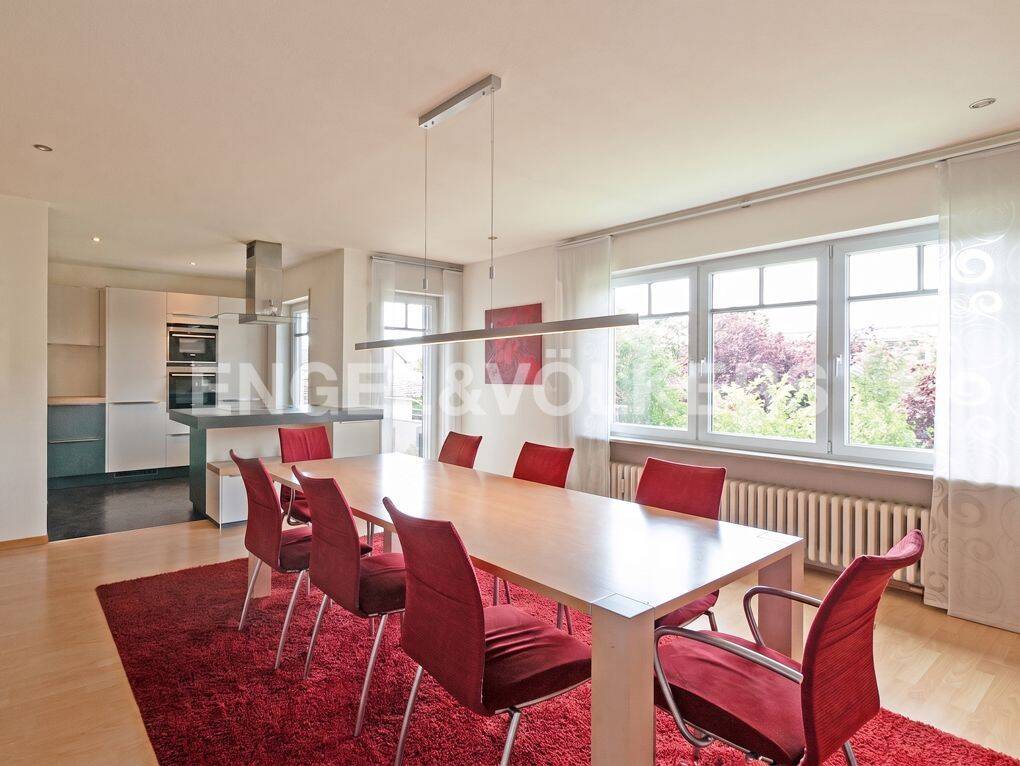 Großzügiges Zweifamilienhaus mit ausgebauter Maisonette-Einheit, schönem Garten und vielseitigen Nutzungsmöglichkeiten in Bergrheinfeld, 97493 Bergrheinfeld
