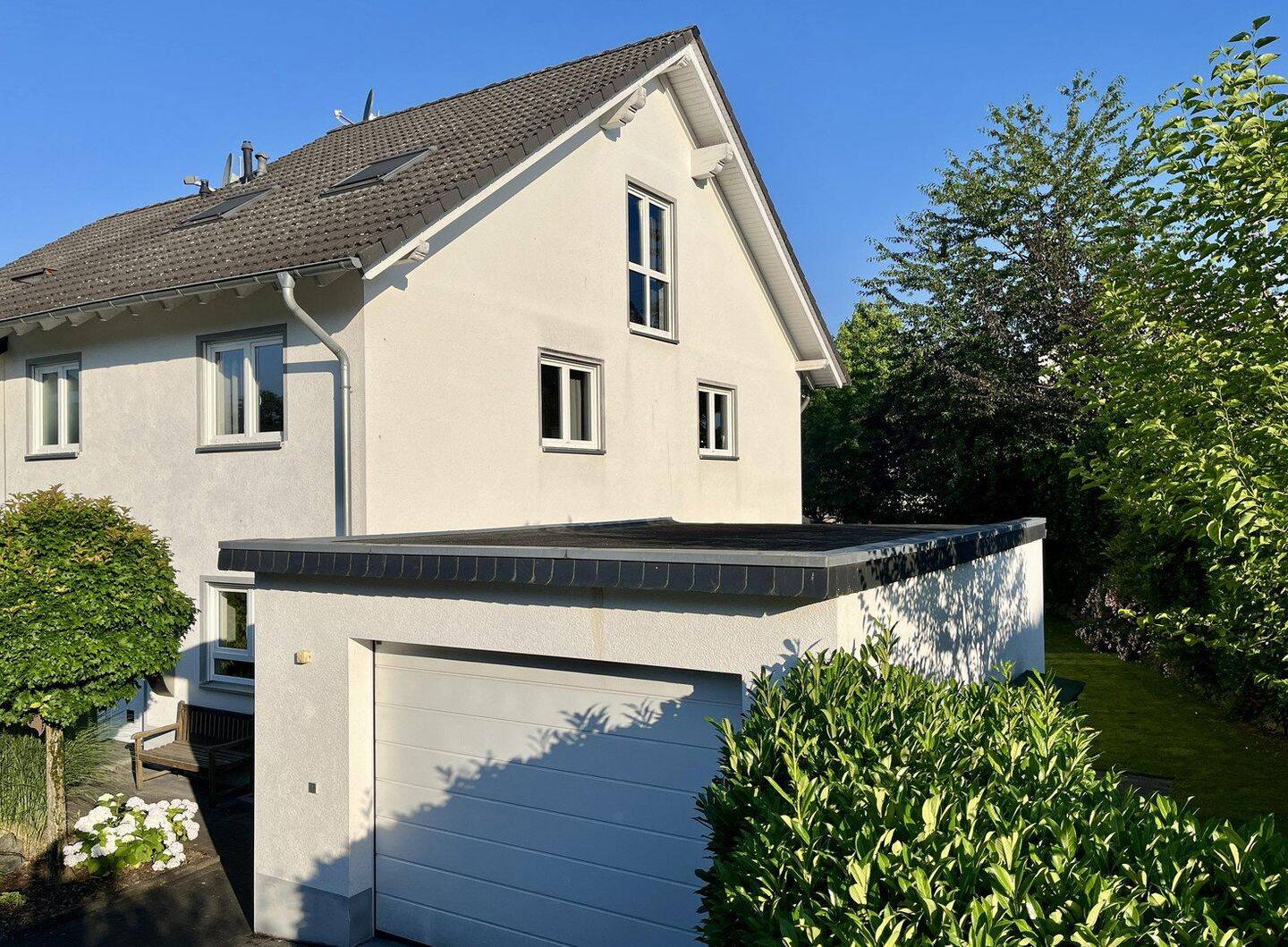 Einziehen & wohlfühlen – großzügige Doppelhaushälfte mit wunderschönem Garten in Hennef, 53773 Hennef (Sieg)