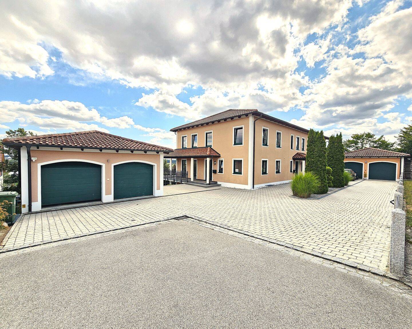 Großzügiges Toskana-Reiheneckhaus mit 5 Zimmer, 1 Appartement und 2 Terrassen in Schierling, 84069 Schierling