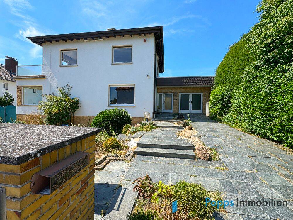 Einzigartiges Einfamilienhaus mit Schwimmhalle in bester Lage von Hofheim, 65719 Hofheim am Taunus