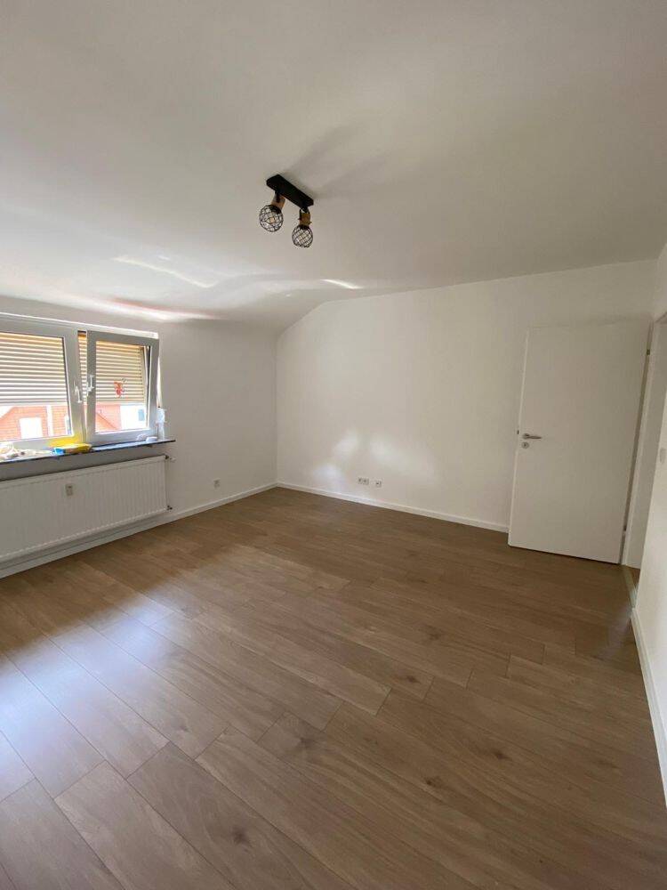 Schöne 3-Zi.DG-Wohnung im ruhiger Anliegerstraße Bergen-Enkheim, 60388 Frankfurt am Main (Bergen-Enkheim Seckbach)