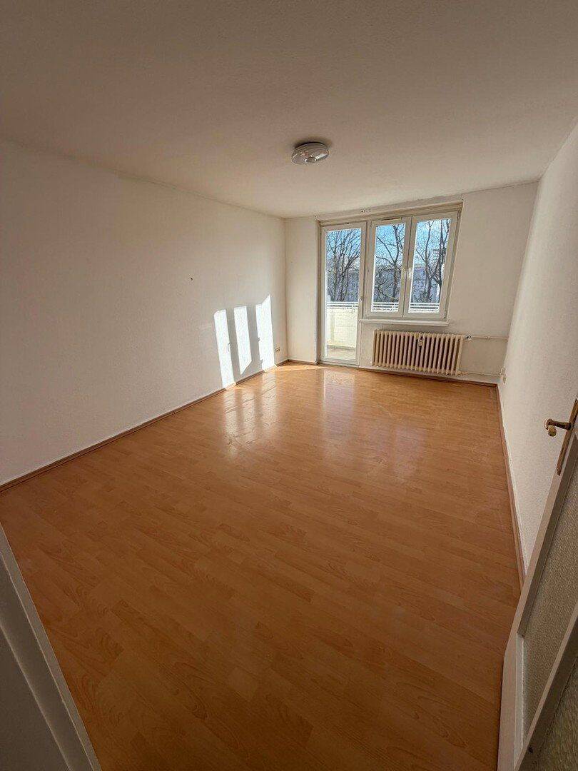 Helle unvermietete 2-Zimmer Eigentumswohnung mit Südbalkon, Privatverkauf, 13629 Berlin (Spandau)