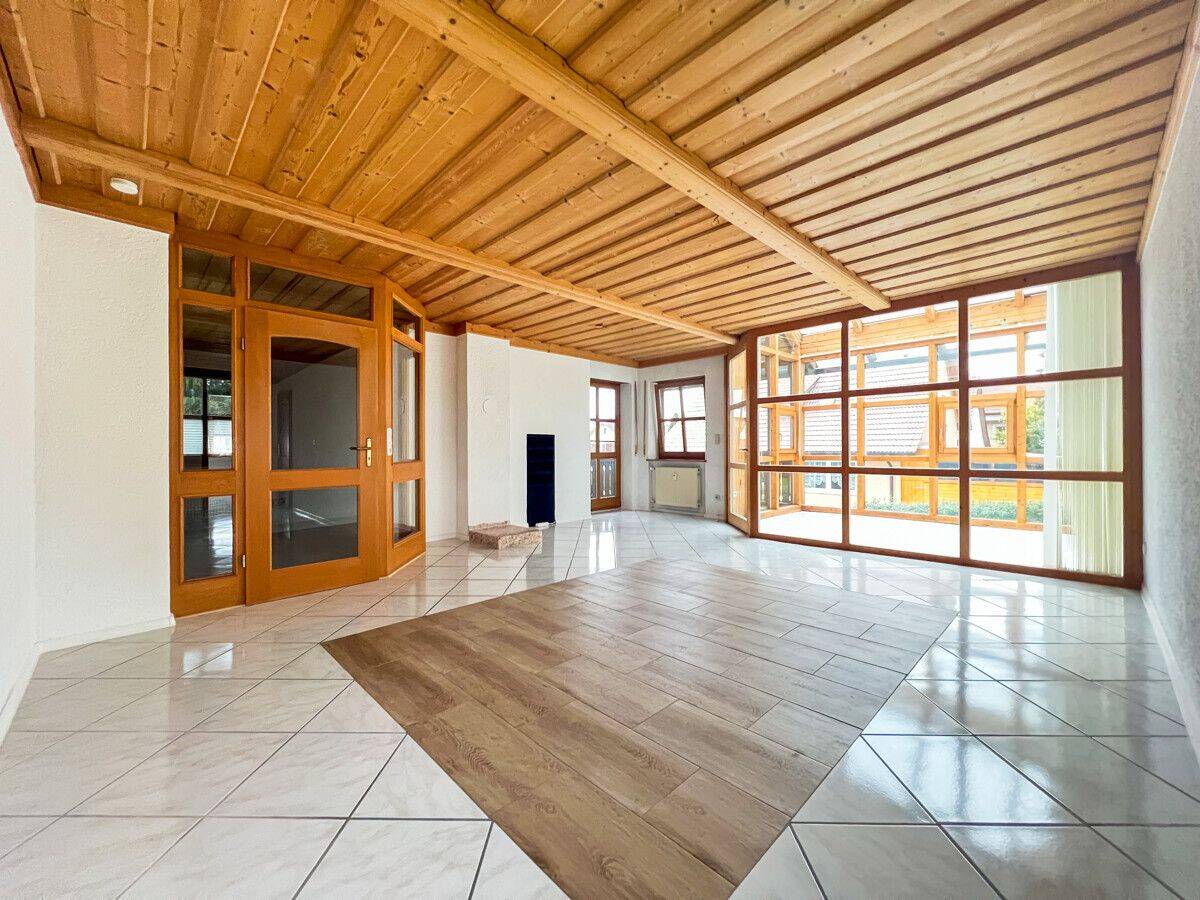 Großzügige 3-Zimmer-Wohnung mit Wintergarten und Balkon in ruhiger Lage, 93142 Maxhütte-Haidhof