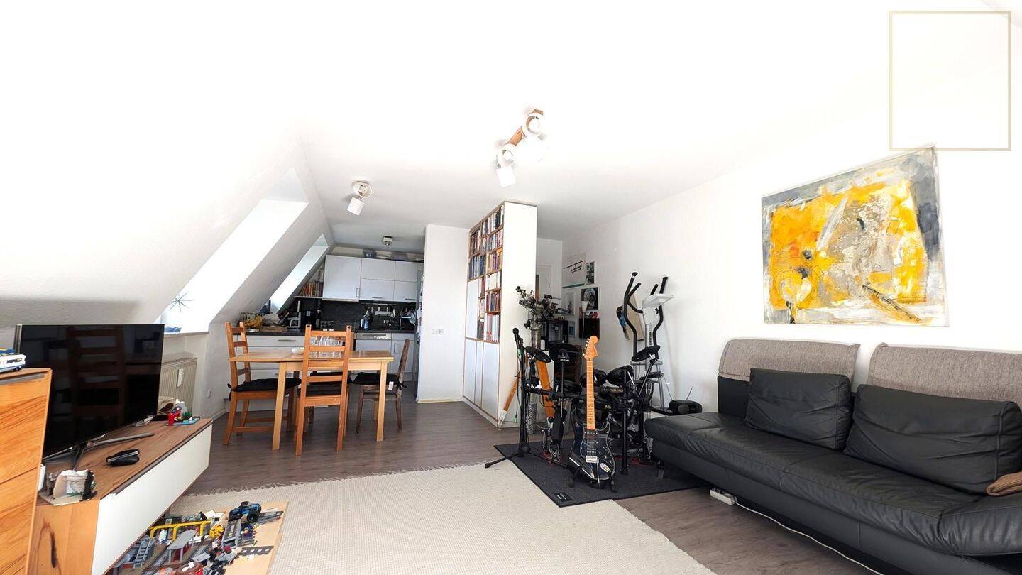 Charmante Dachgeschosswohnung mit Balkon, Gemeinschaftsgarten und Tiefgaragenstellplatz in O-Menzing
