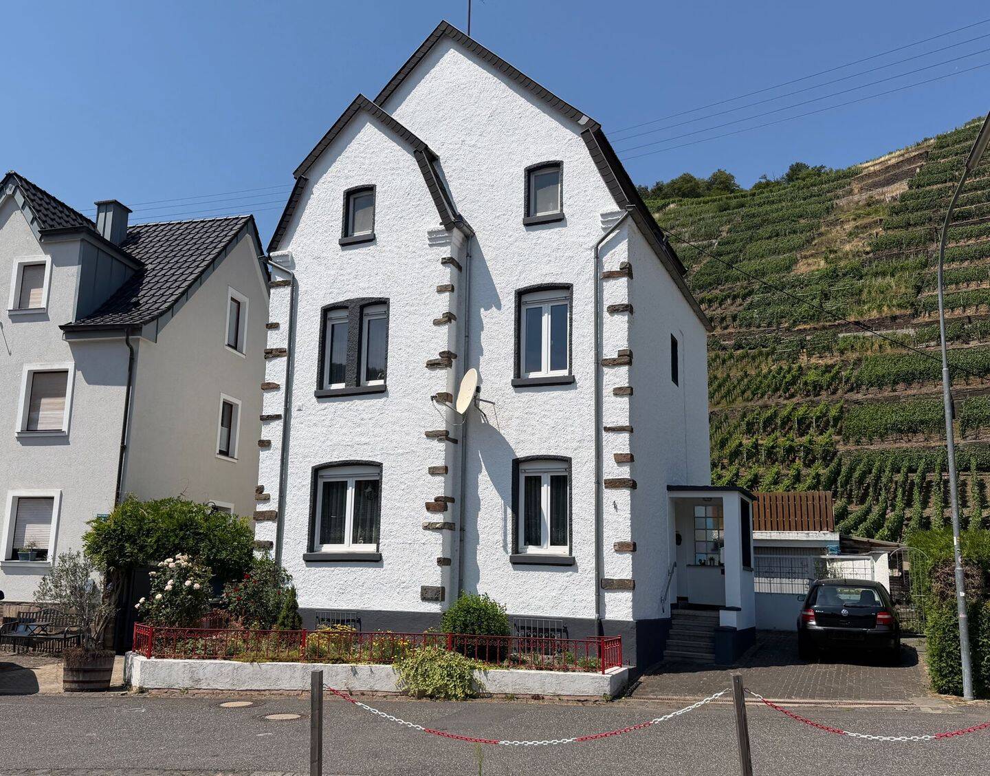 Charmantes Einfamilienhaus mit zwei Garagen und traumhaftem Blick auf die Weinberge, 53474 Bad Neuenahr-Ahrweiler