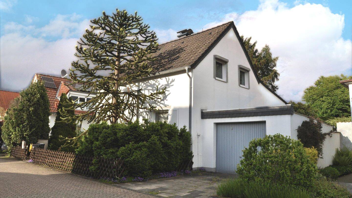Sonniges Wohnen: charmantes EFH, 6 Zimmer, Einliegerwohnung möglich, großer Garten, Garage, 40591 Düsseldorf (Eller Holthausen Oberbilk Wersten)