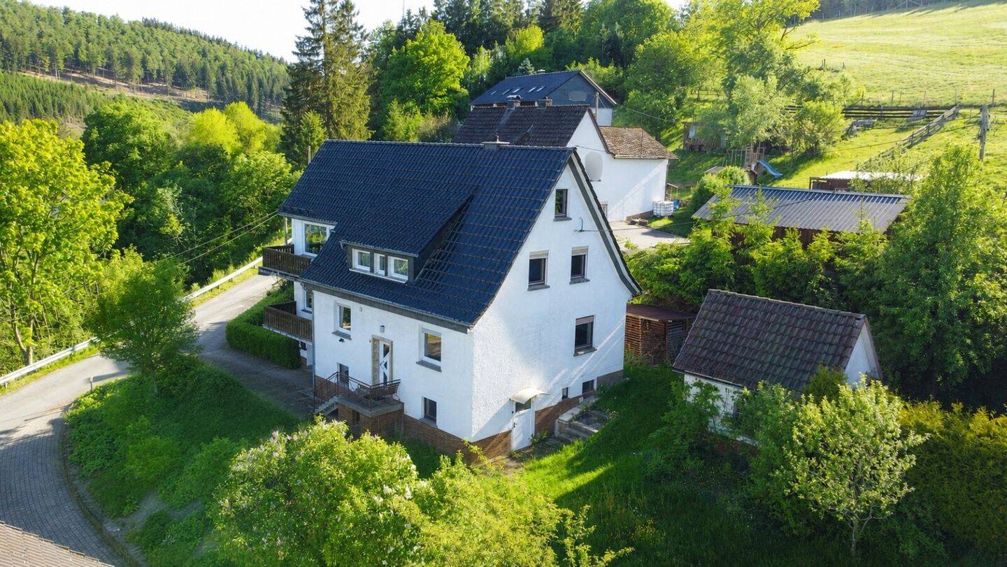 Vielseitig nutzbares Wohnhaus mit großzügigem Garten, Garage und zwei sonnigen Balkonen in schöner Wohnlage von Bad Berleburg-Aue, 57319 Bad Berleburg