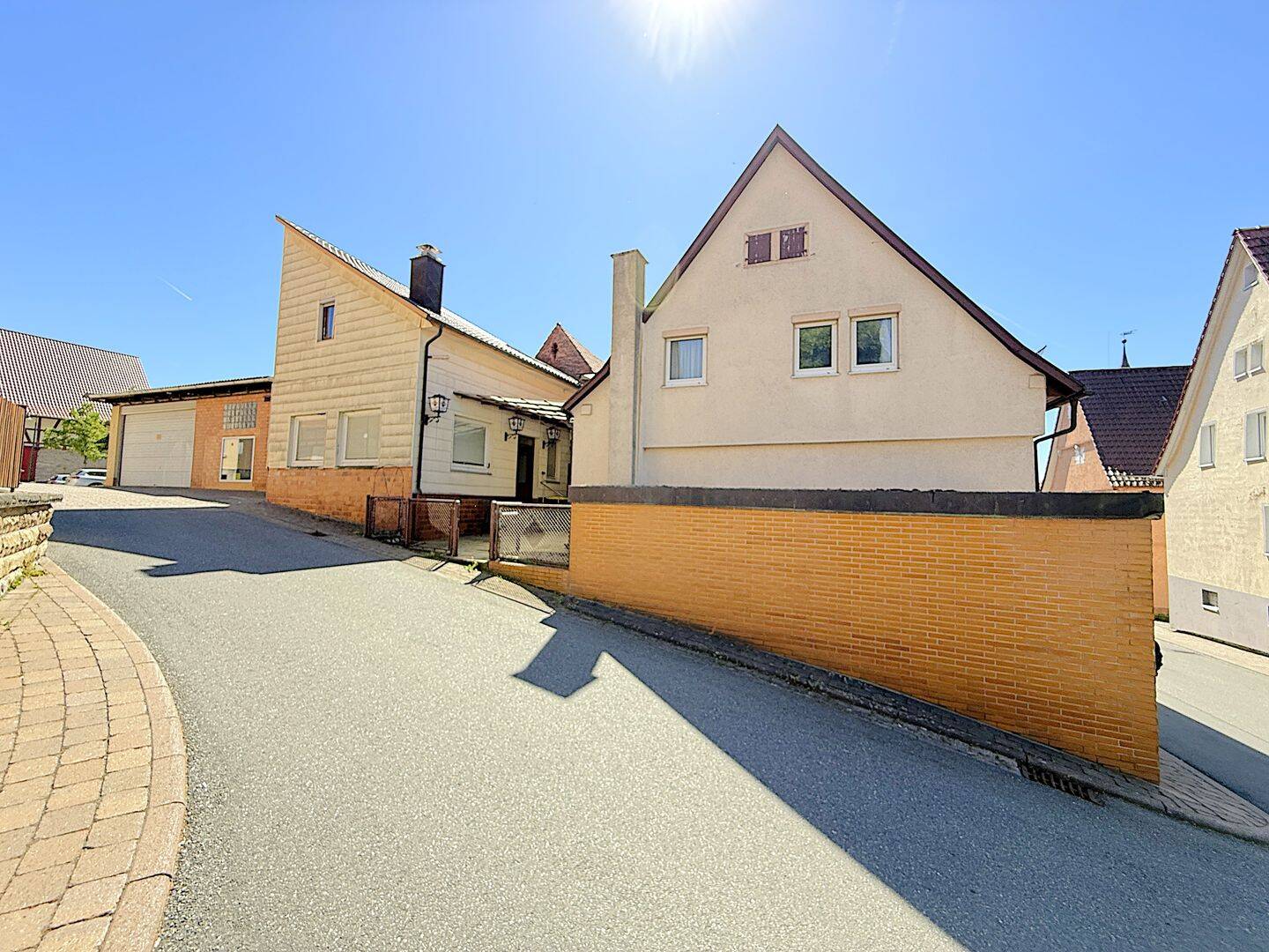 Ein-/Zweifamilienhaus mit qualitativer Halle / Werkstatt als Gewerbemöglichkeit in Hüffenhardt, 74928 Hüffenhardt