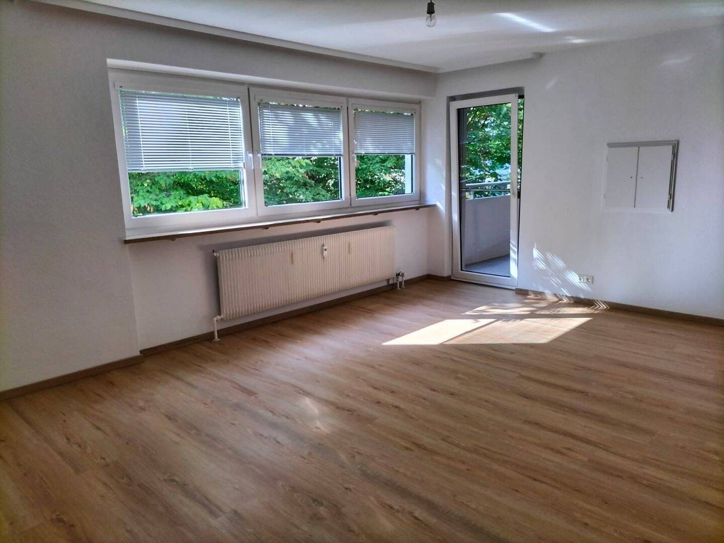 Helle 3-Zimmer-Wohnung mit Einbauküche, Balkon und Blick ins Grüne, 91080 Spardorf