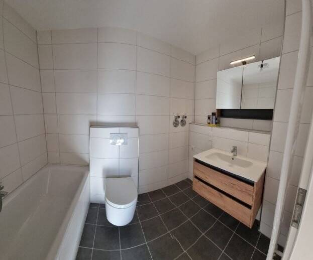 2,5-Zimmer Wohnung zu vermieten. Erstbezug nach Komplettrenovierung, GERNE FAMILIE oder ALLEINERZIEHEND MIT KLEINKIND, 65203 Wiesbaden (Biebrich Mainz-Amöneburg Schierstein)
