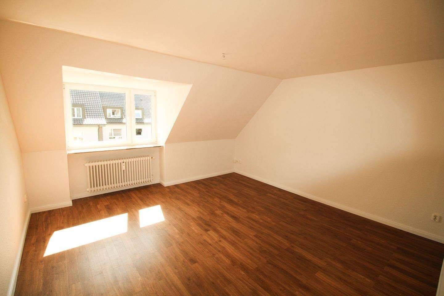 Dreizimmerwohnung im Dachgeschoss mit Wannenbad, 22391 Hamburg (Wandsbek)