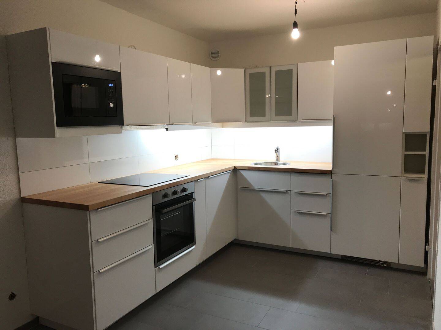 Ruhig und Zentralgelegene Neuwertige 2 1/2 zimmer Terrassen Wohnung nähe zu S-bahn zu vermieten, 70178 Stuttgart (Mitte Süd West)