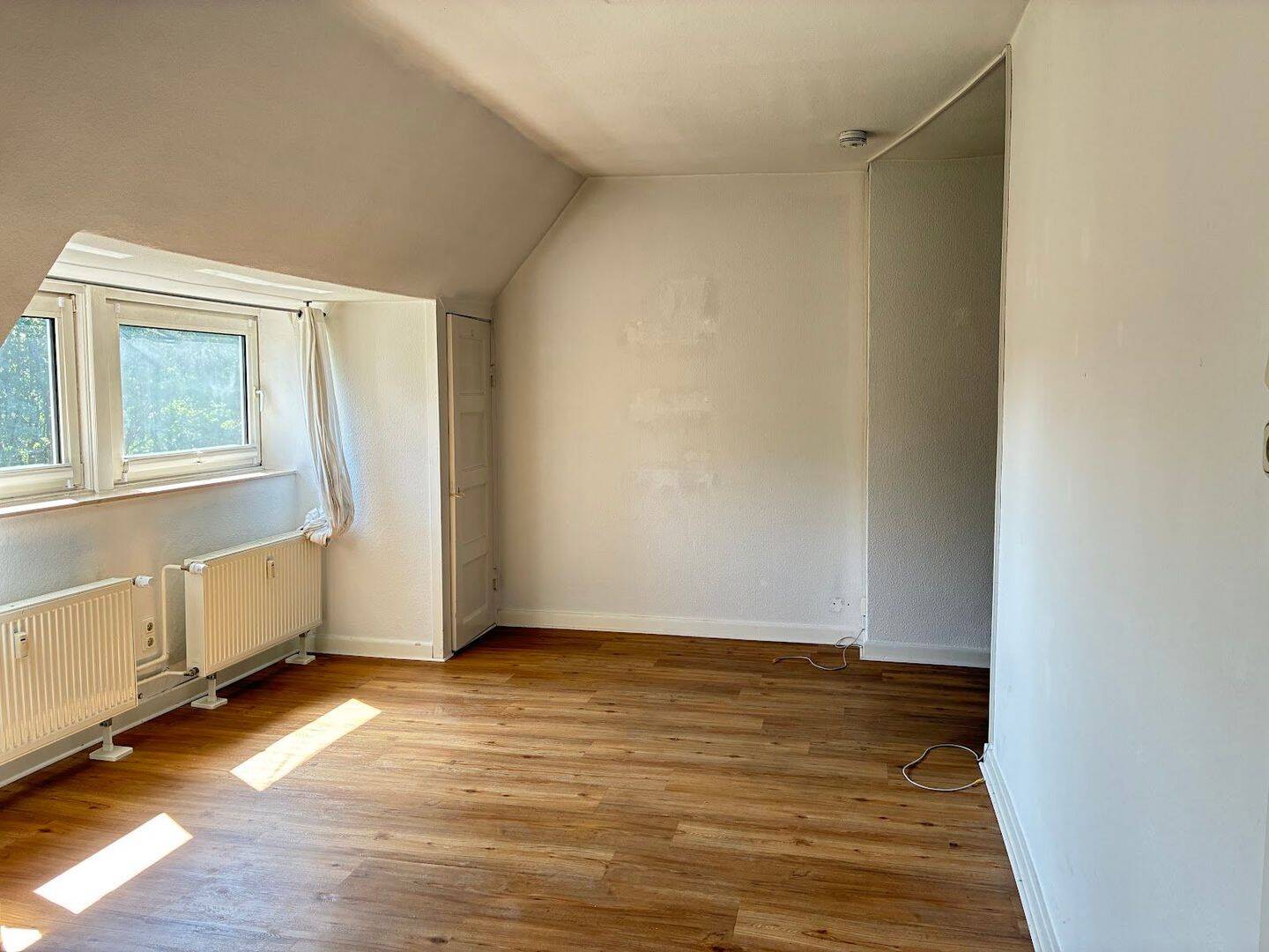Herrliche Dachgeschosswohnung mit Balkon, 24149 Kiel (Neumühlen-Dietrichsdorf)