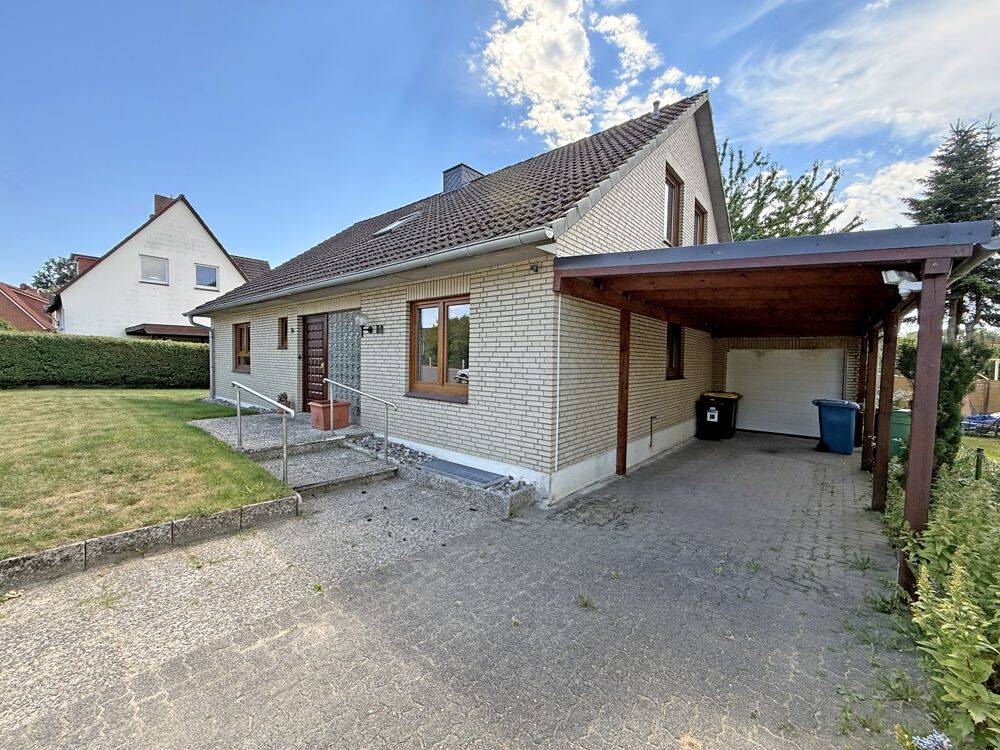 Reinfeld – großzügiges EFH mit Vollkeller, Garage und Carport in Sackgassenlage, 23858 Reinfeld (Holstein)
