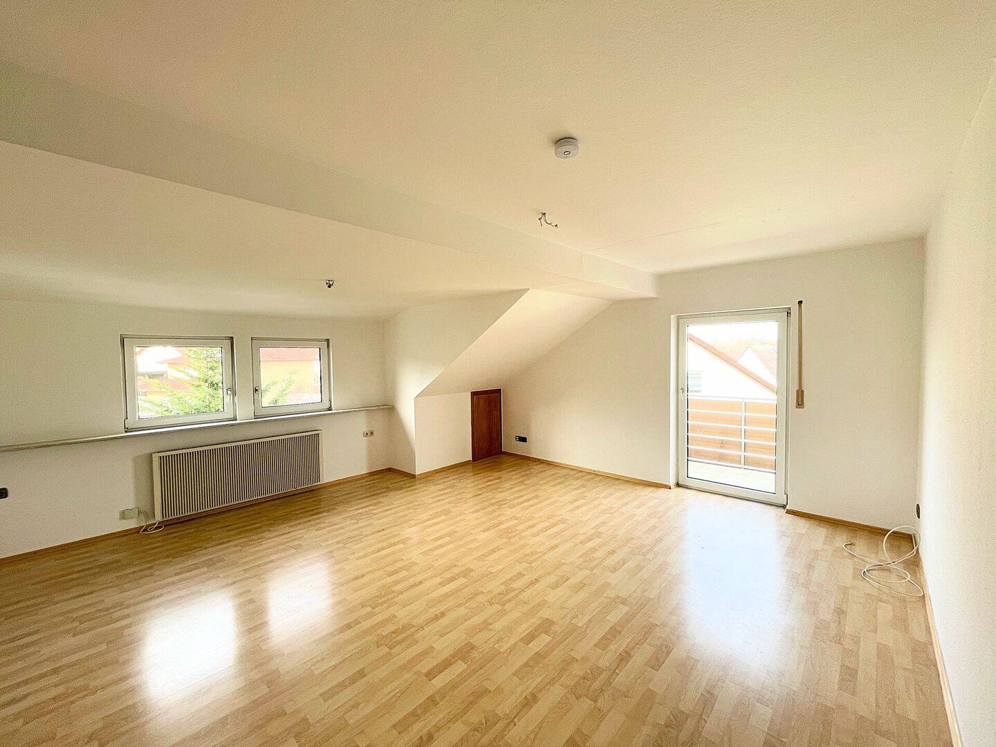 Attraktive 4-Zimmer Wohnung im Dachgeschoss, 91085 Weisendorf
