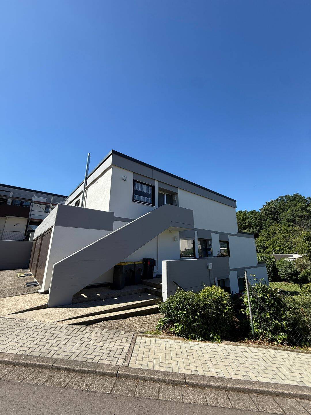 Modernisierte Terrassenwohnung mit eigenem Eingang, 66125 Saarbrücken