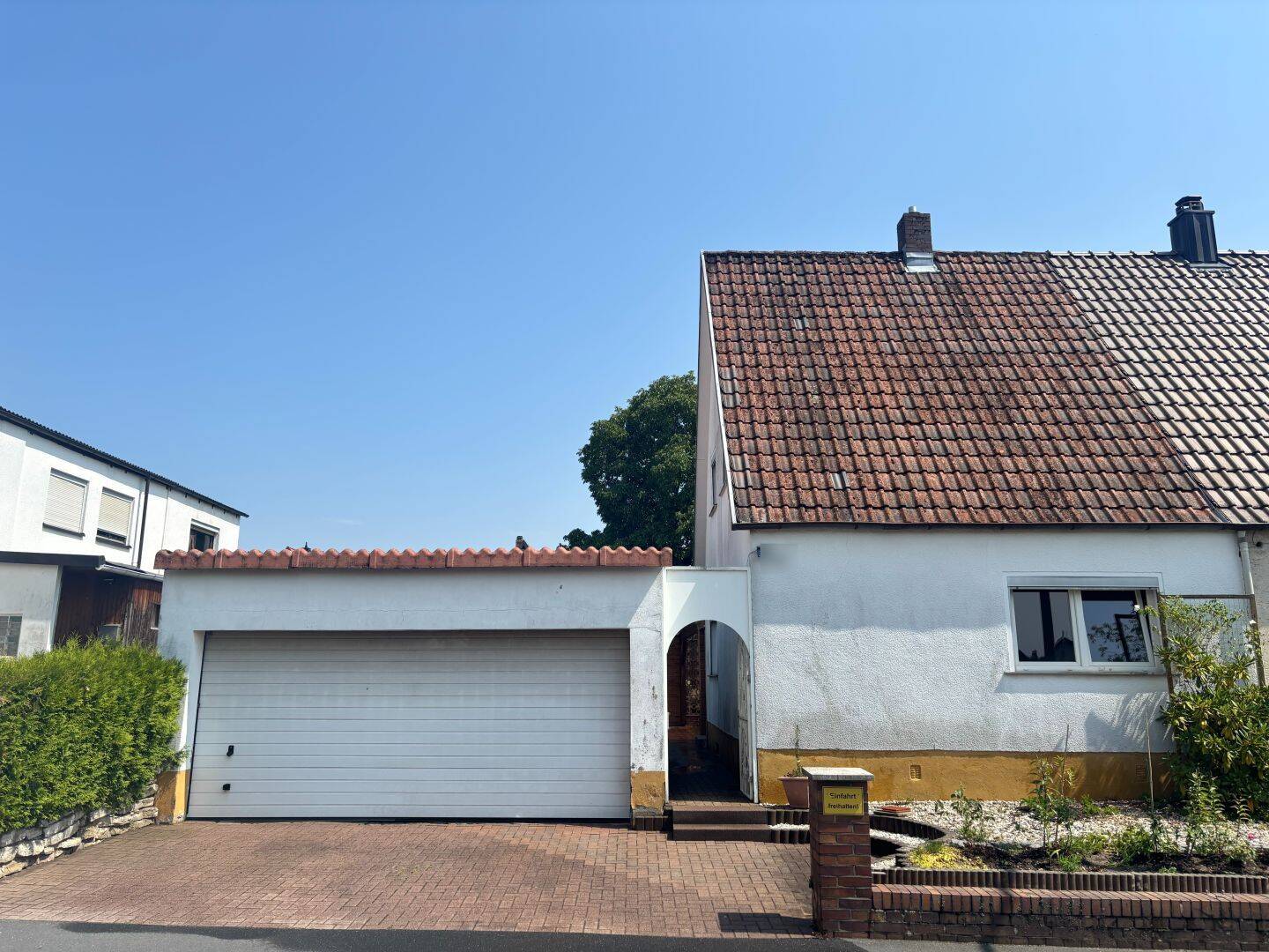 Charmante Doppelhaushälfte mit großem Grundstück in begehrter Wohnlage in Neustadt bei Coburg, 96465 Neustadt b. Coburg