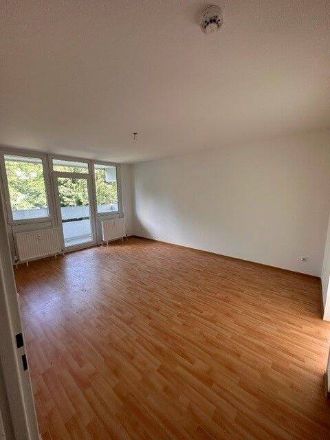 Gut geschnittene 2-Zimmer-Wohnung mit Loggia zu vermieten!, 60433 Frankfurt am Main (Bonames Dornbusch Eschersheim Frankfurter Berg Preungesheim)