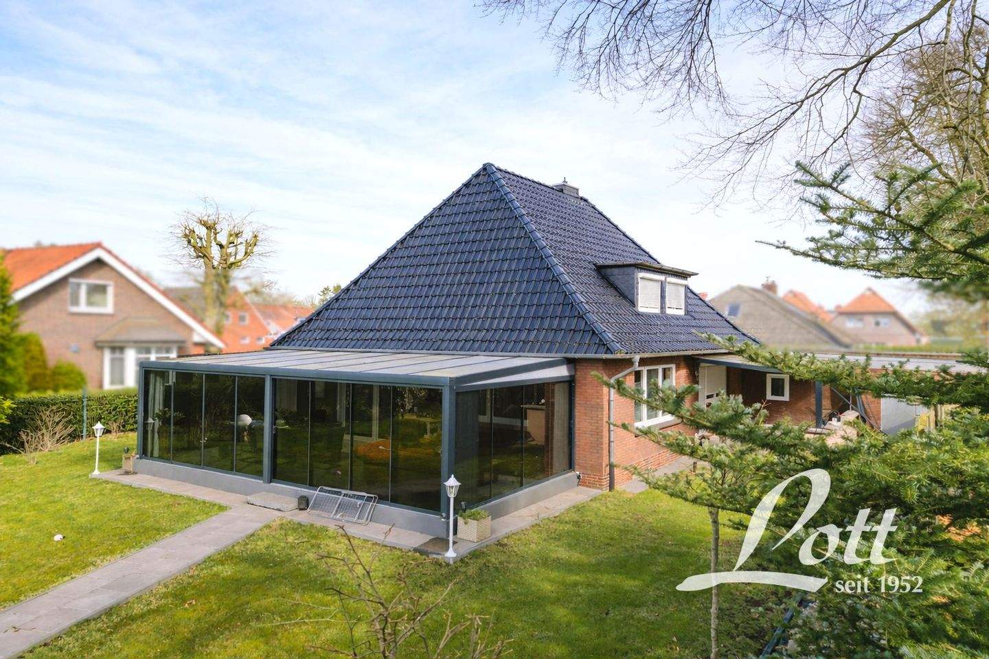 ++ Begehrte Lage – an Wiesen und Weiden! Modernisierter Bungalow mit Garage in Vreschen-Bokel! ++, 26689 Apen