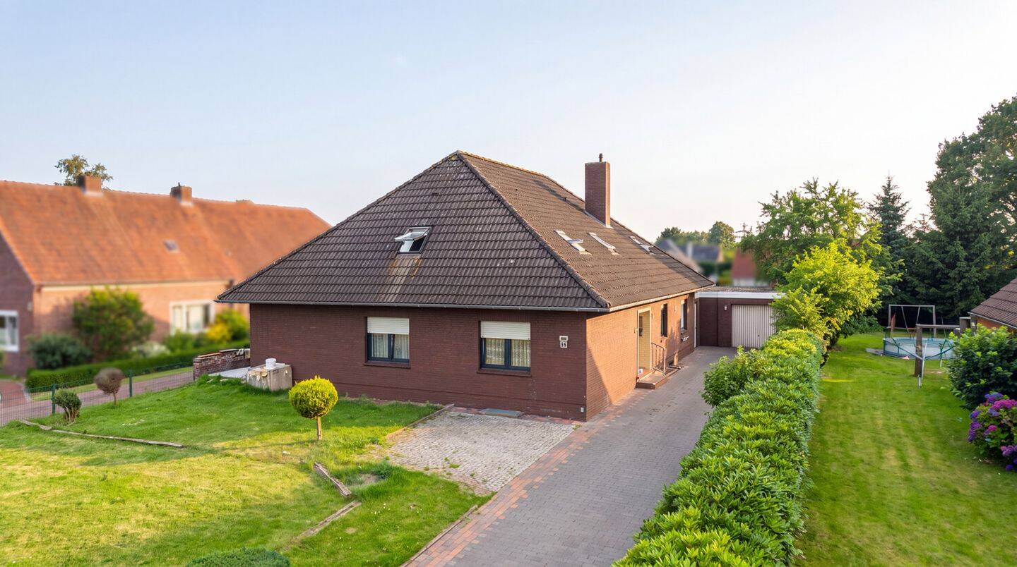 Bungalow mit viel Potenzial: 220 m² Wohnfläche auf großem Grundstück in zentraler Lage, 26802 Moormerland