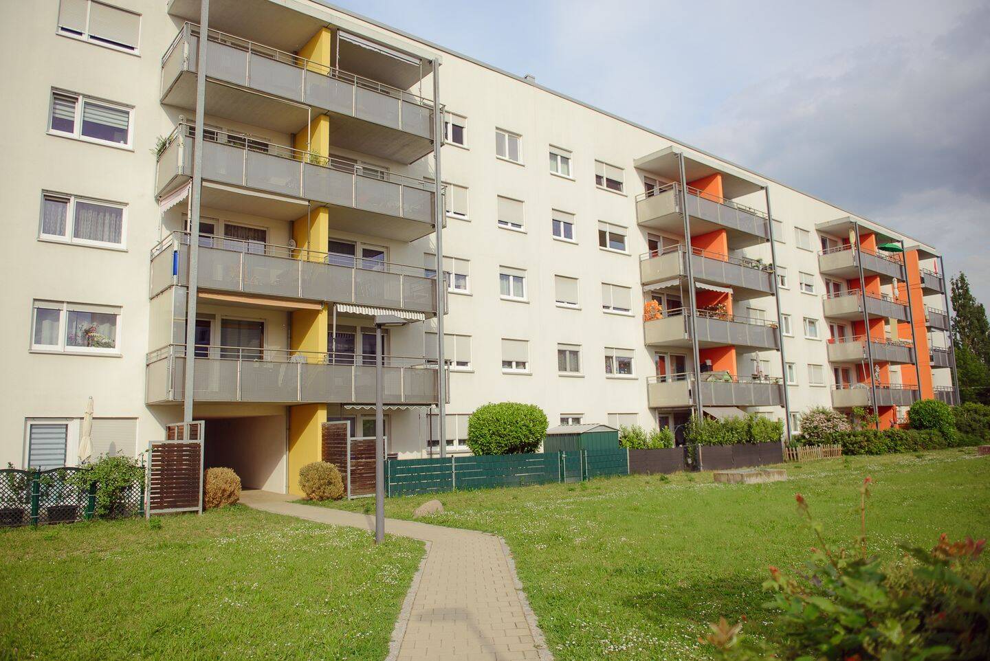 Moderne 3,5-Zimmer-Wohnung mit ruhigem Balkon, 93055 Regensburg (Brandlberg-Keilberg Burgweinting-Harting Innenstadt Ostenviertel Schwabelweis)