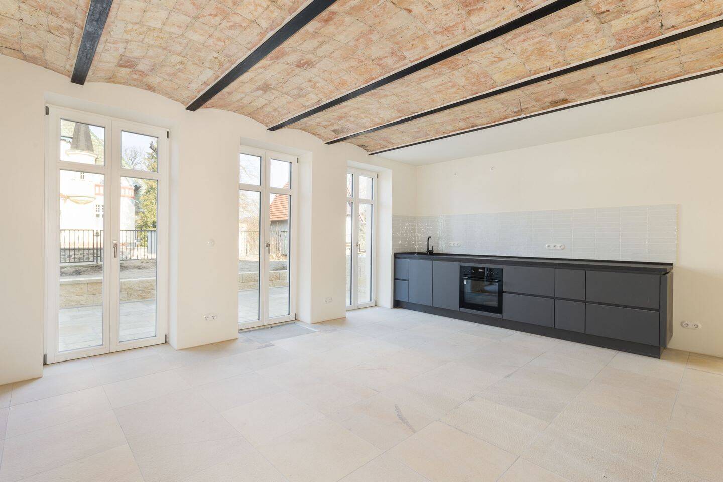 Seenah! Mit Einbauküche, Loft-Wohnbereich, Terrasse u.v.m.: Sanierte Zweizimmerwohnung in Buckow, 15377 Buckow (Märkische Schweiz)