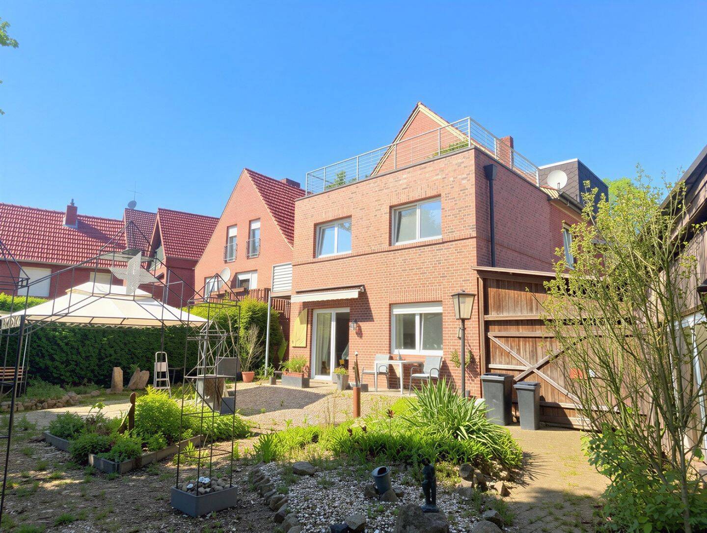 Attraktives 3-Parteien-Haus in 2005 grundlegend verändert in sehr schöner Lage!, 48231 Warendorf
