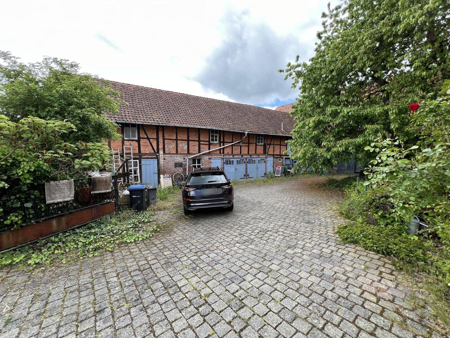 Dreiseitenhof mit Wohngebäude, Scheune, Lager- und Garagengebäude, 37318 Gerbershausen