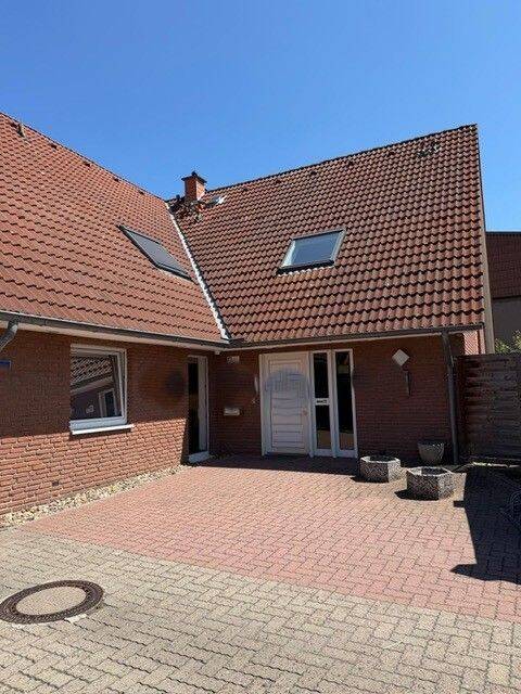 Gepflegtes Dreifamilienhaus mit Praxis und 2 Wohnungen voll vermietet und zentral gelegen, 30827 Garbsen