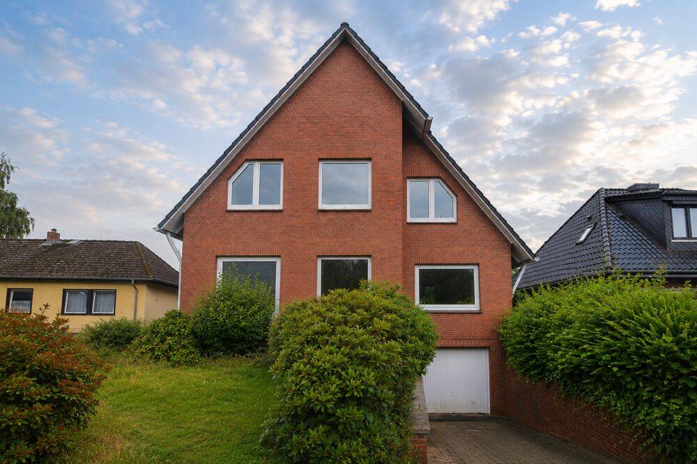 Großzügiges Zweifamilienhaus mit Garten, Garage und vielseitigem Entwicklungspotenzial, 22045 Hamburg (Wandsbek Jenfeld Tonndorf)