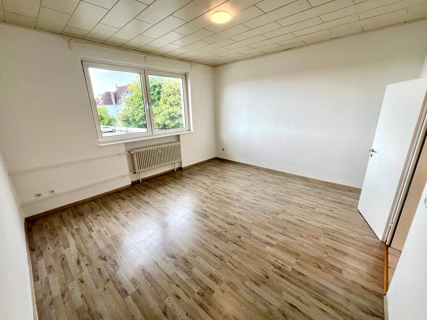 Großzügige 1-Zimmer-Wohnung Saniert mit schönem Ausblick, Aufzug, Stellplatz, 24103 Kiel (Altstadt Damperhof Exerzierplatz Vorstadt)