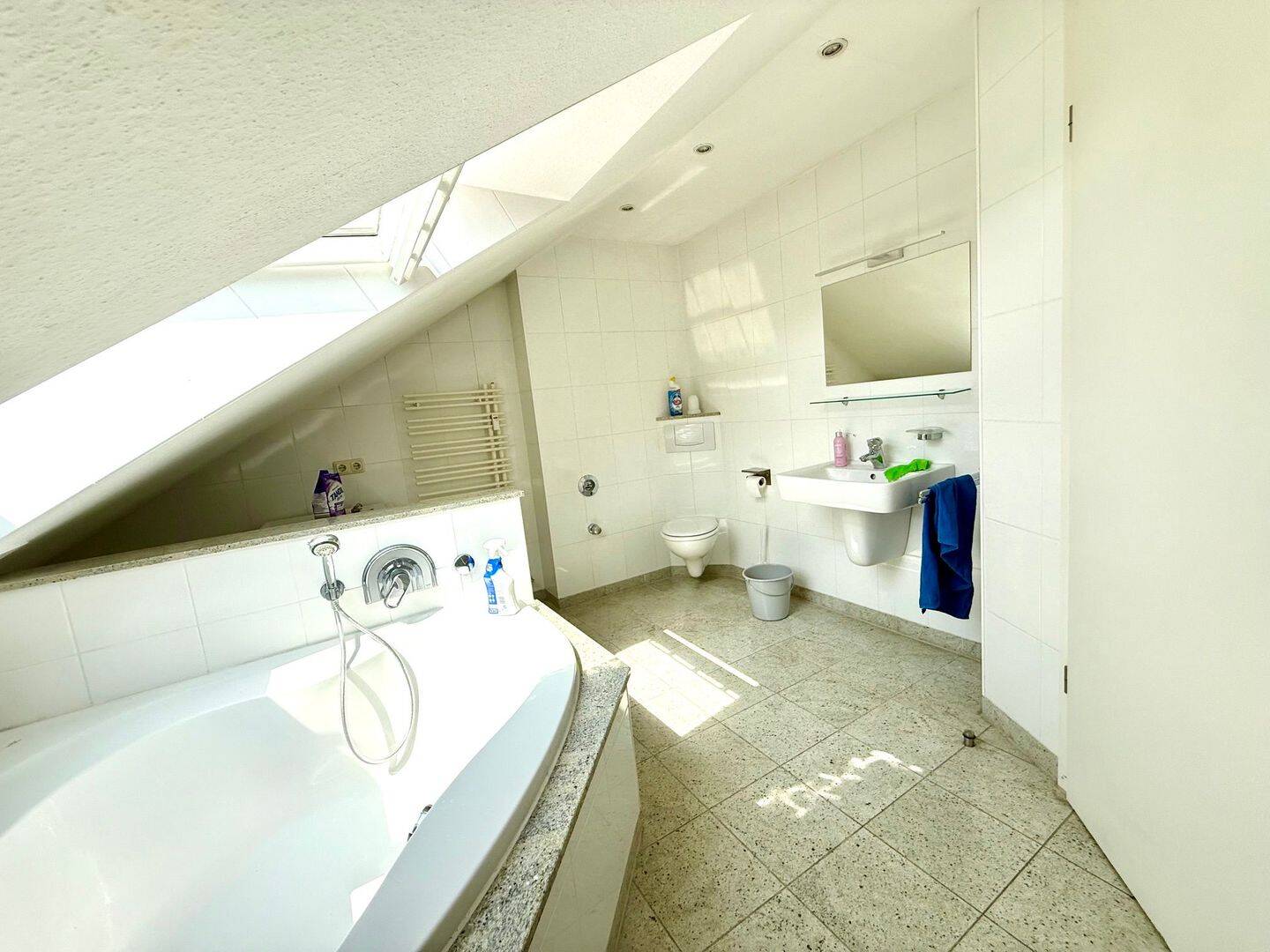 Dachgeschosswohnung mit Wohlfühlgarantie, schön gestalteten Bädern und einem Stellplatz., 47229 Duisburg (Bergheim Friemersheim Rheinhausen-Mitte)