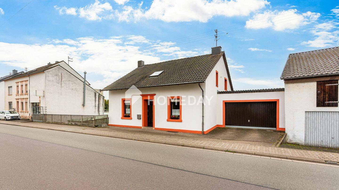 Hier wohnt, wer das Echte schätzt: charmantes EFH mit Einliegerwohnung, großem Garten und Garage, 66663 Merzig