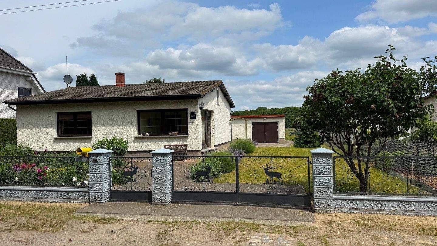 Hübscher und gepflegter Bungalow mit Nebengelass auf großem Grundstück in schöner ruhiger Lage, 16515 Oranienburg