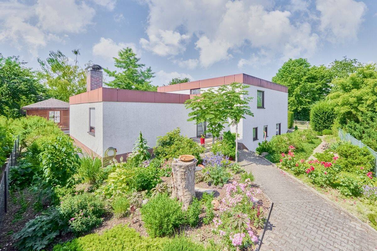 **Architektur mit Persönlichkeit: Split-Level-Haus mit Einliegerwohnung, Traumgarten und Top-Lage**, 86343 Königsbrunn