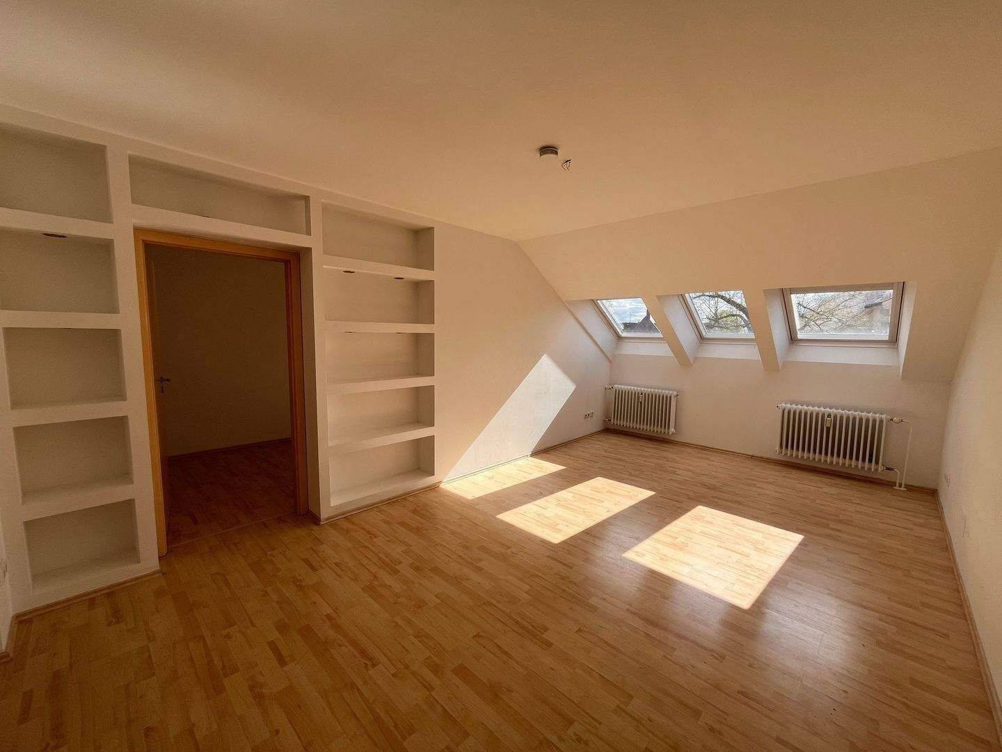 Geräumige 4-Zimmer-Dachgeschosswohnung im Ortszentrum mit zwei Balkonen, 90537 Feucht