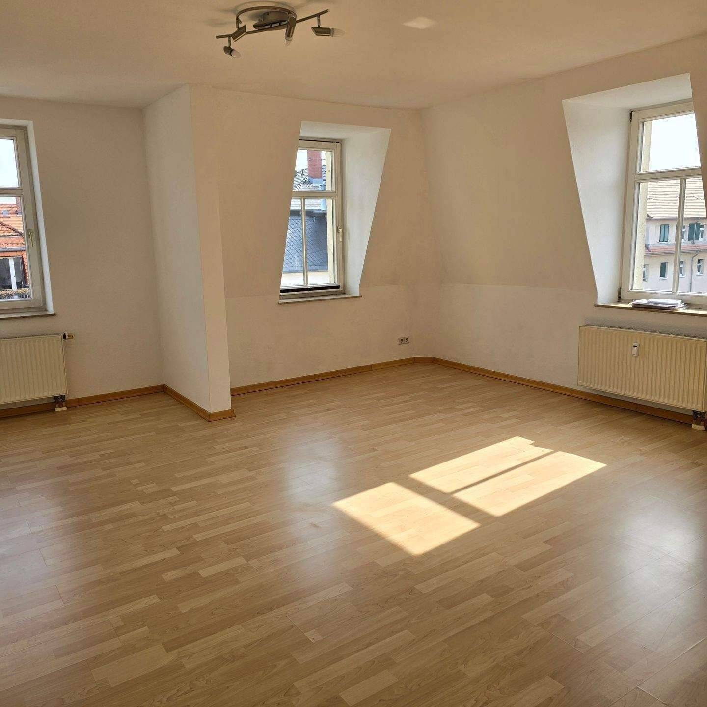 Freie gemütliche sonn. 2,5 DG-Mais.-Wohnung mit mod. EBK + Stellplatz in ruhiger Lage v. Dresden-Löbtau, 1159 Dresden