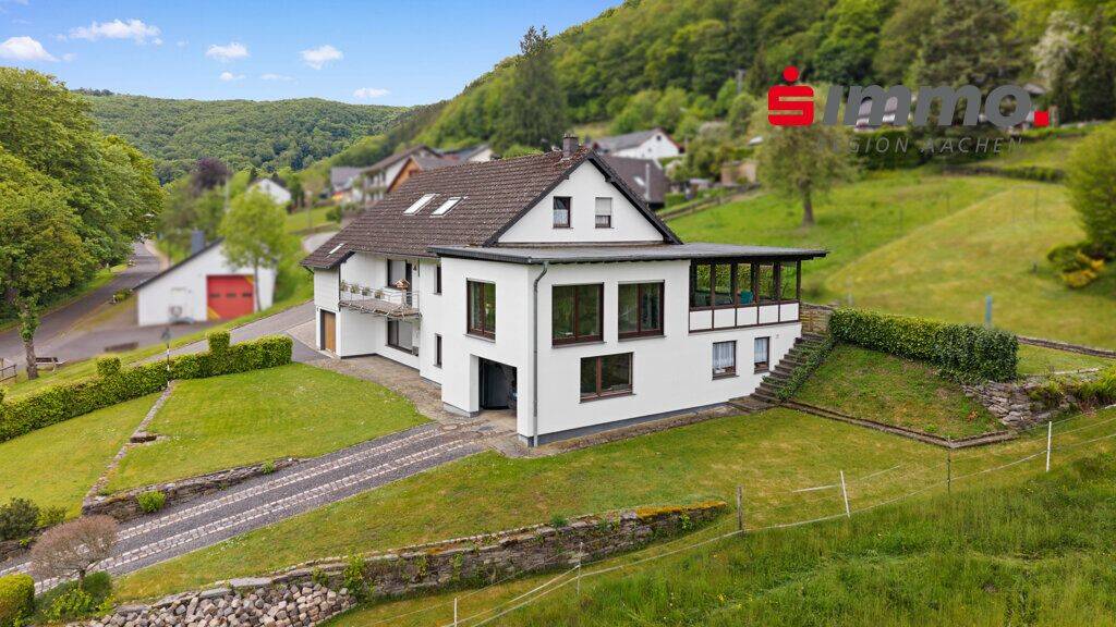Großzügiges Familienhaus in Simmerath-Erkensruhr mit Einliegerwohnung & Traumblick ins Grüne, 52152 Simmerath