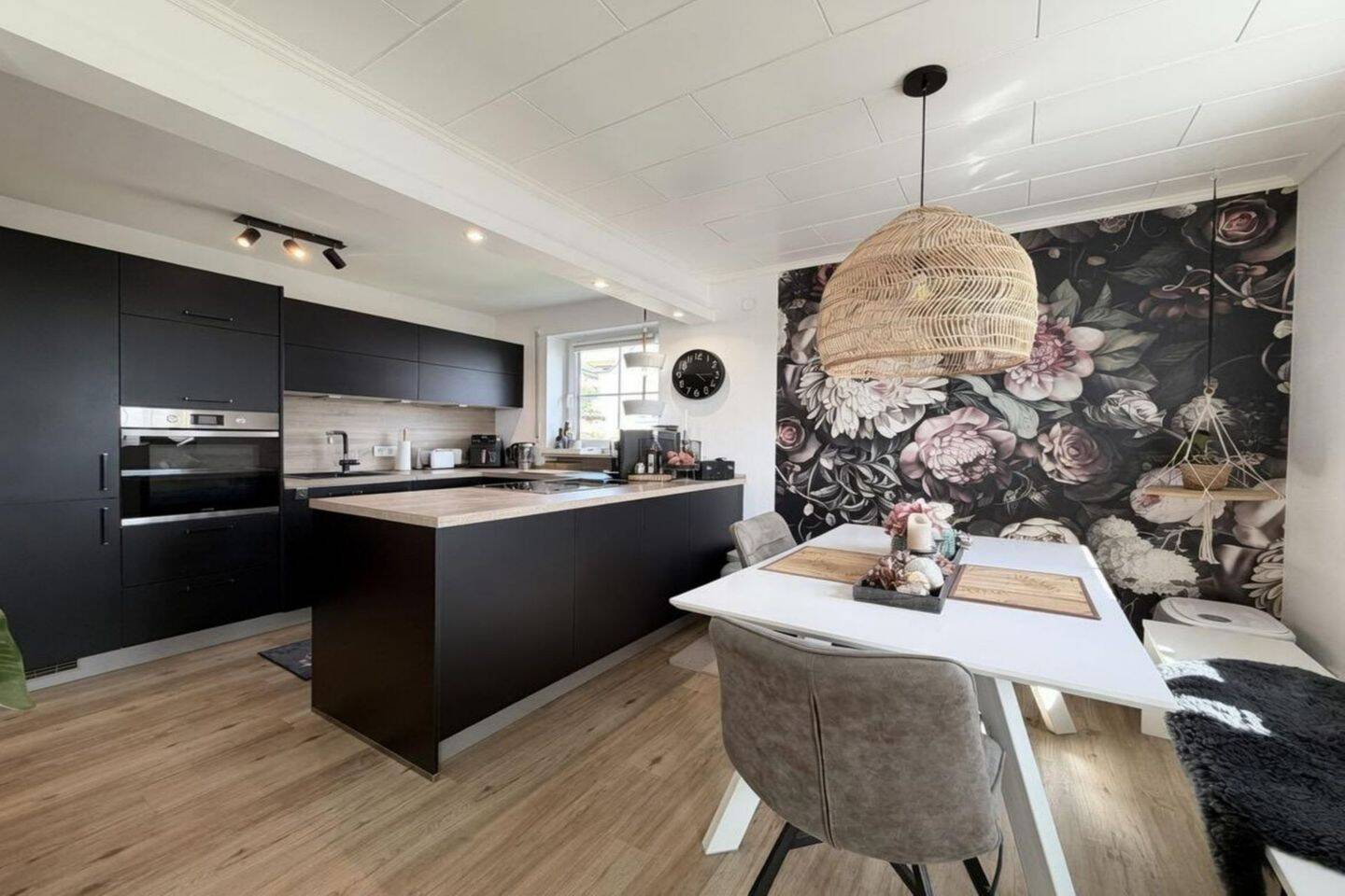 Moderne 3 Zi. Erdgeschosswohnung mit Balkonterrasse, Panoramablick & PKW Stellplatz in ruhiger Lage, 86643 Rennertshofen