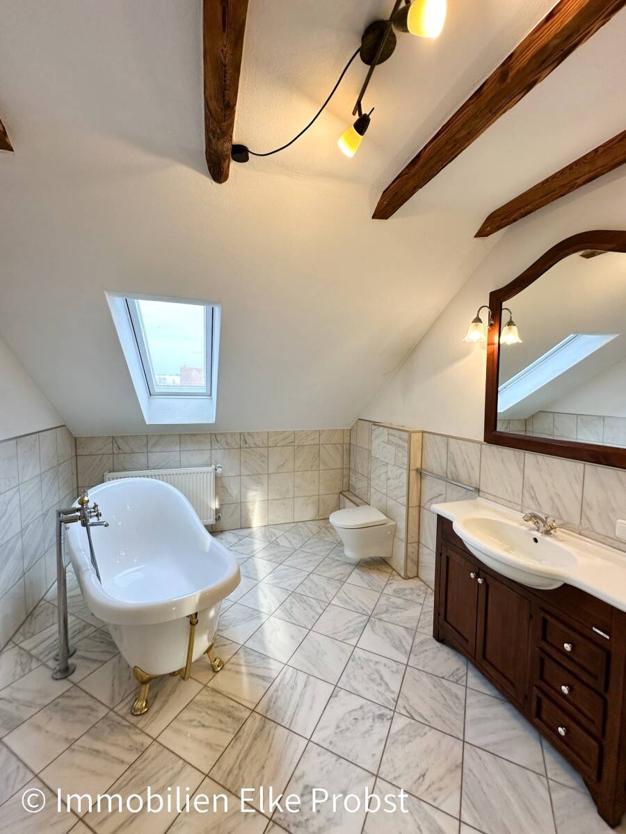 Hochwertige Dachgeschosswohnung mit Stellplatz in Cham, 93413 Cham