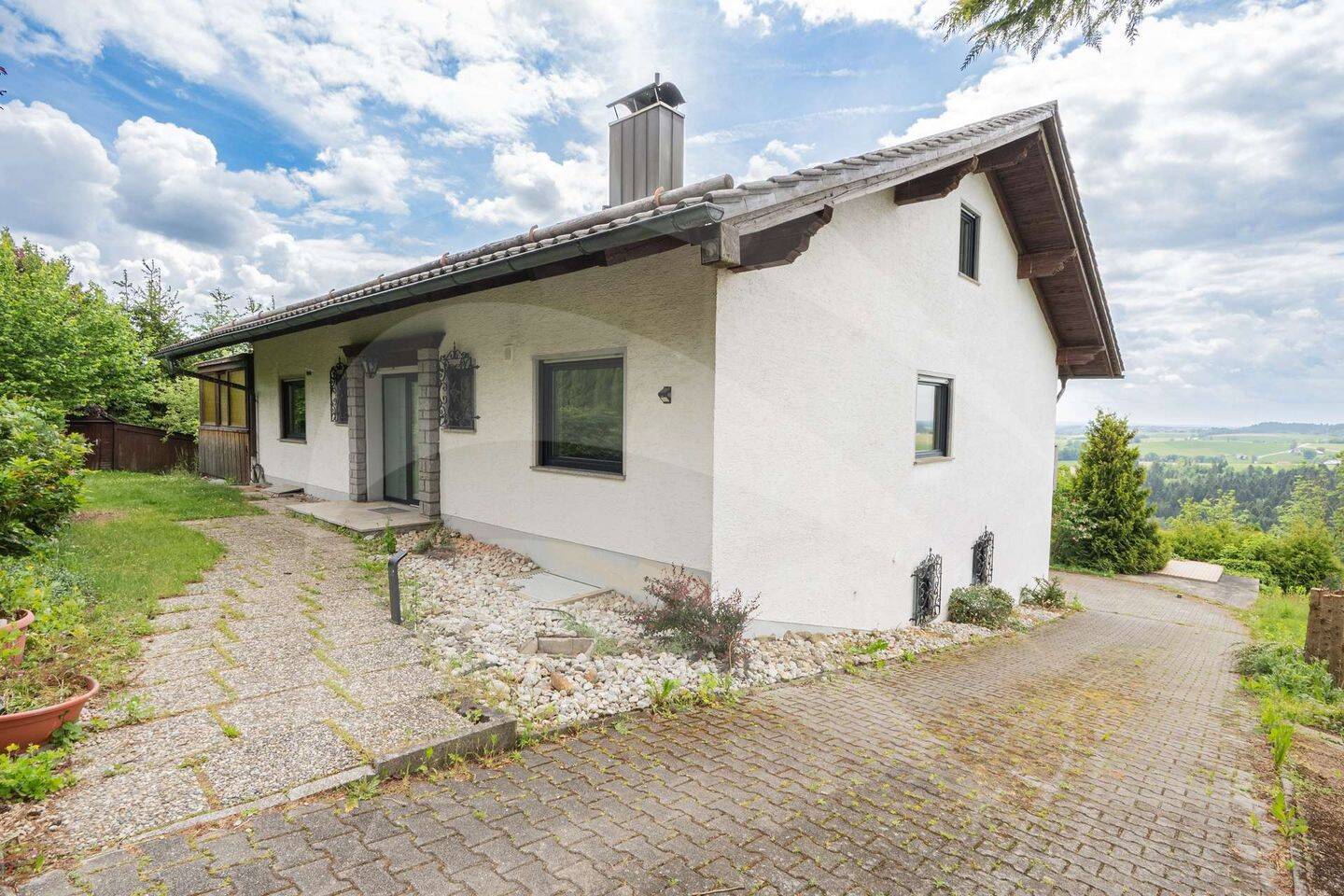Frisch renoviertes Ein- bis Zweifamilienhaus mit Weitblick, 94124 Büchlberg
