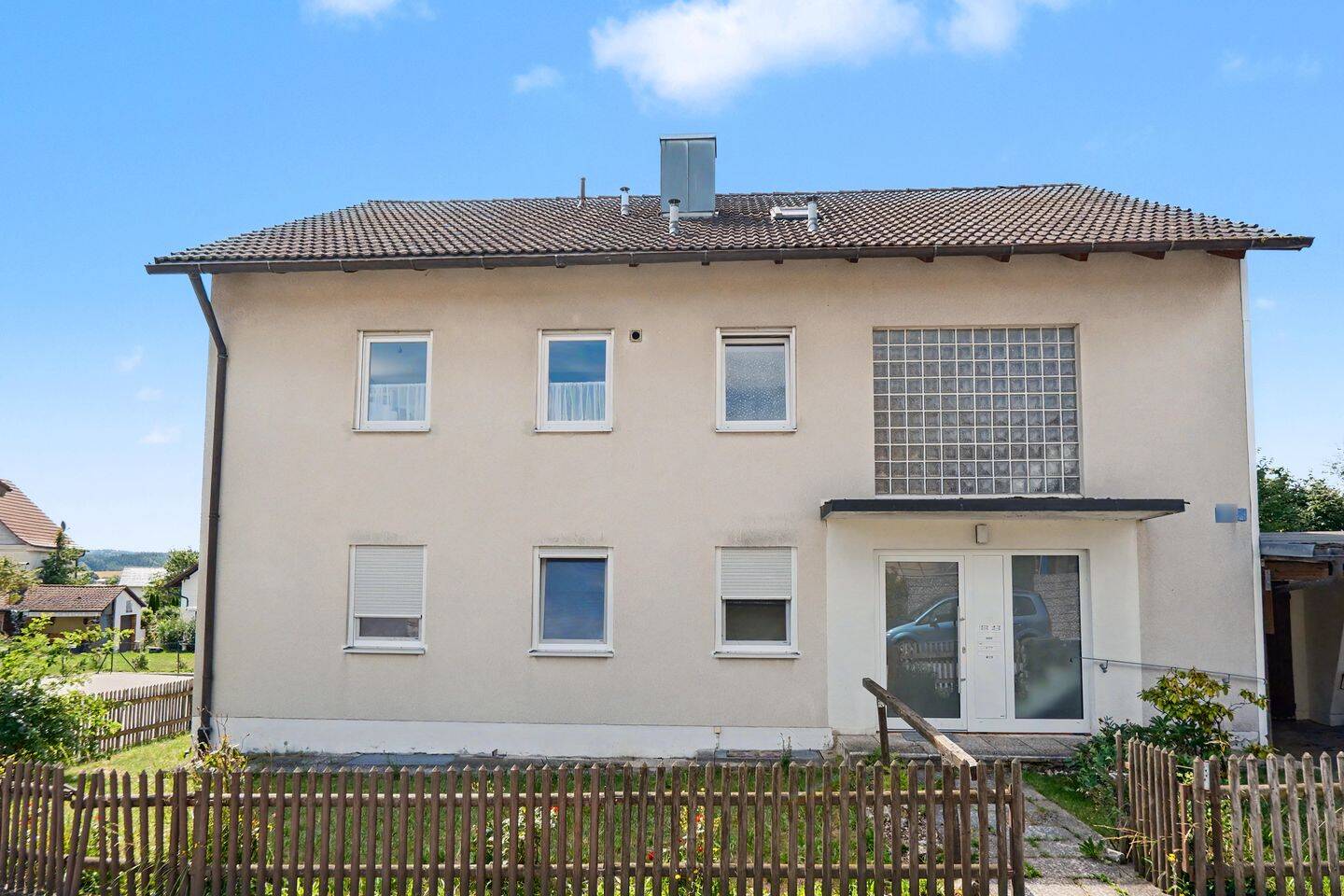 Mehrfamilienhaus mit 3 Wohnungen und Entwicklungsbedarf in Gerzen, 84175 Gerzen