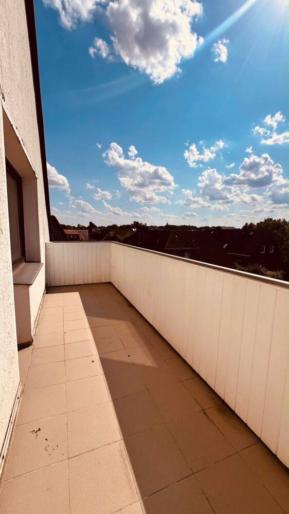 Garbsen Stelingen – Vermietung – große 3-Zi-Dachgeschoss-Wohnung mit Balkon und Stellplatz, 30827 Garbsen
