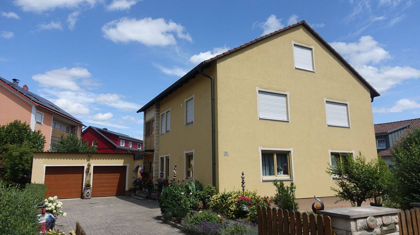 Gepflegtes Mehrfamilienhaus mit Doppelgarage, Wintergarten und schönem Garten in Langenfeld zu verkaufen, 91474 Langenfeld