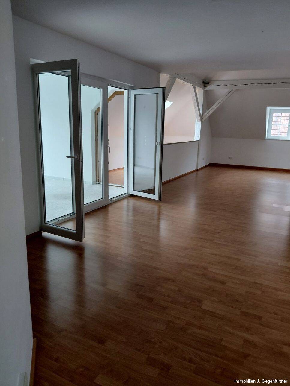 Moderne 3-Zimmer-Dachgeschosswohnung in zentraler Lage von Hengersberg zu vermieten., 94491 Hengersberg