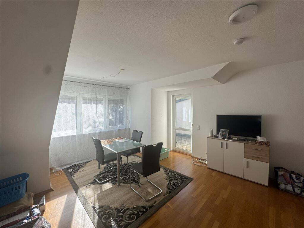 Schön aufgeteilte und Lichtdurchflutete zwei Zimmer DG Wohnung mit EBK, TGL-Bad, Terrasse und Garage im Herzen von Schriesheim-OT ab sofort zvk., 69198 Schriesheim