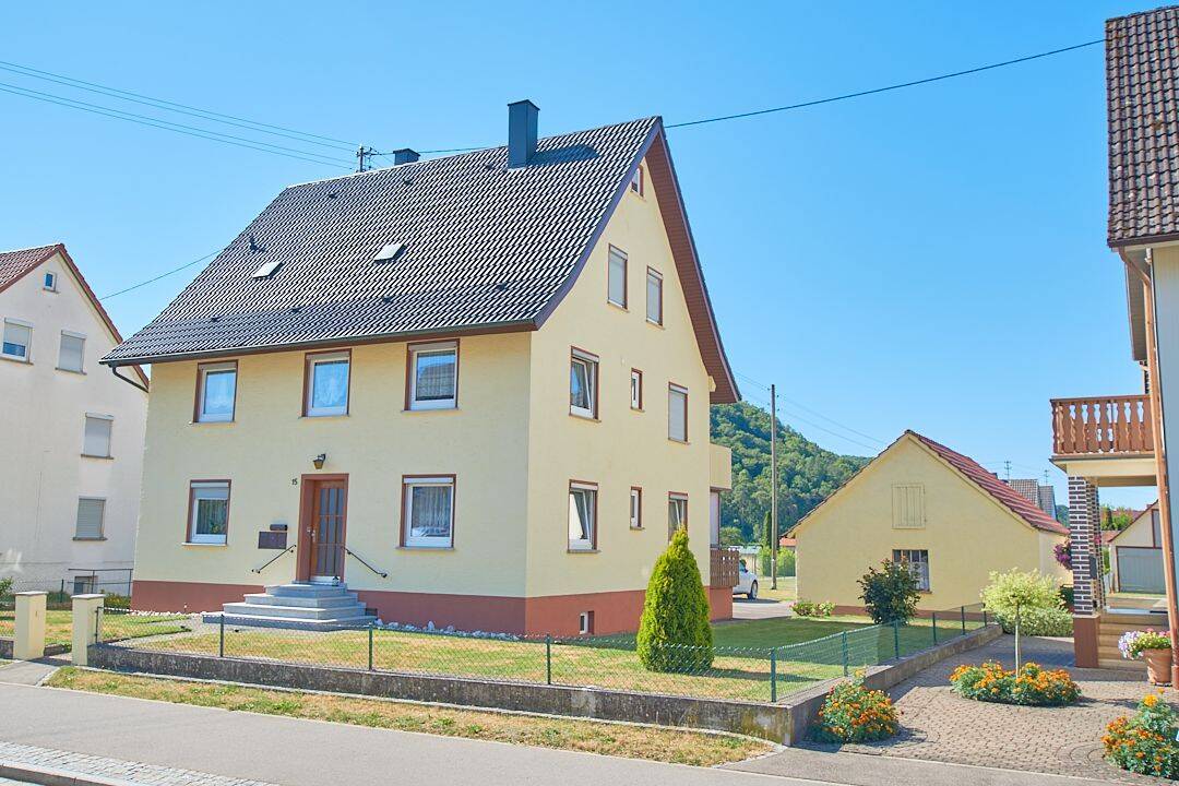 Zweifamilienhaus mit großem Grundstück in Schmiechen, 89601 Schelklingen